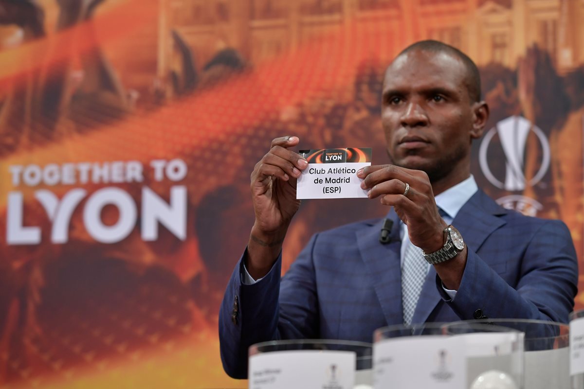 Eric Abidal fue el encargado de las "bolas calientes" durante el sorteo de 32 de la Europa League. (Foto Prensa Libre: AFP)