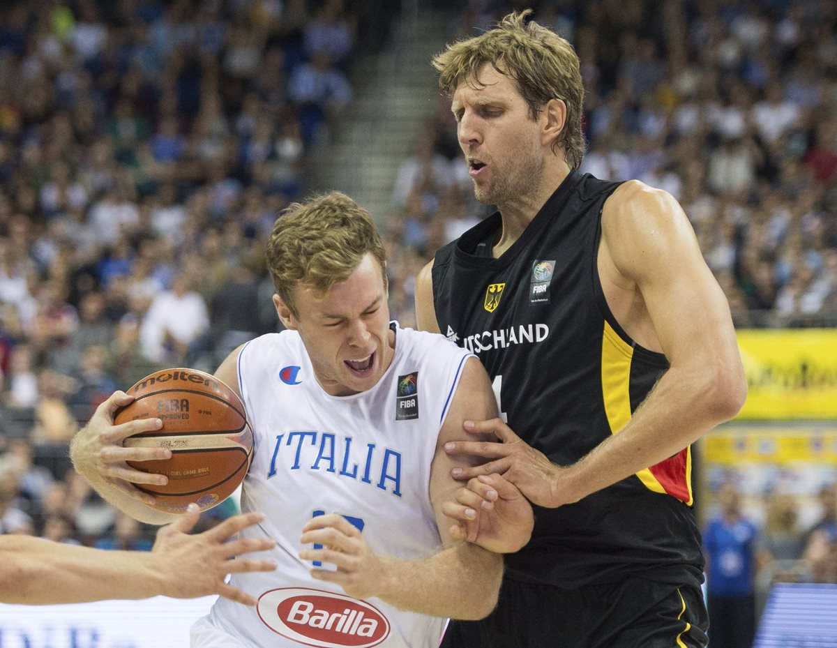 El jugador de la selección alemana de baloncesto Dirk Nowitzki pelea por el control del balón con el italiano Nicolo Melli. (Foto Prensa Libre: EFE)