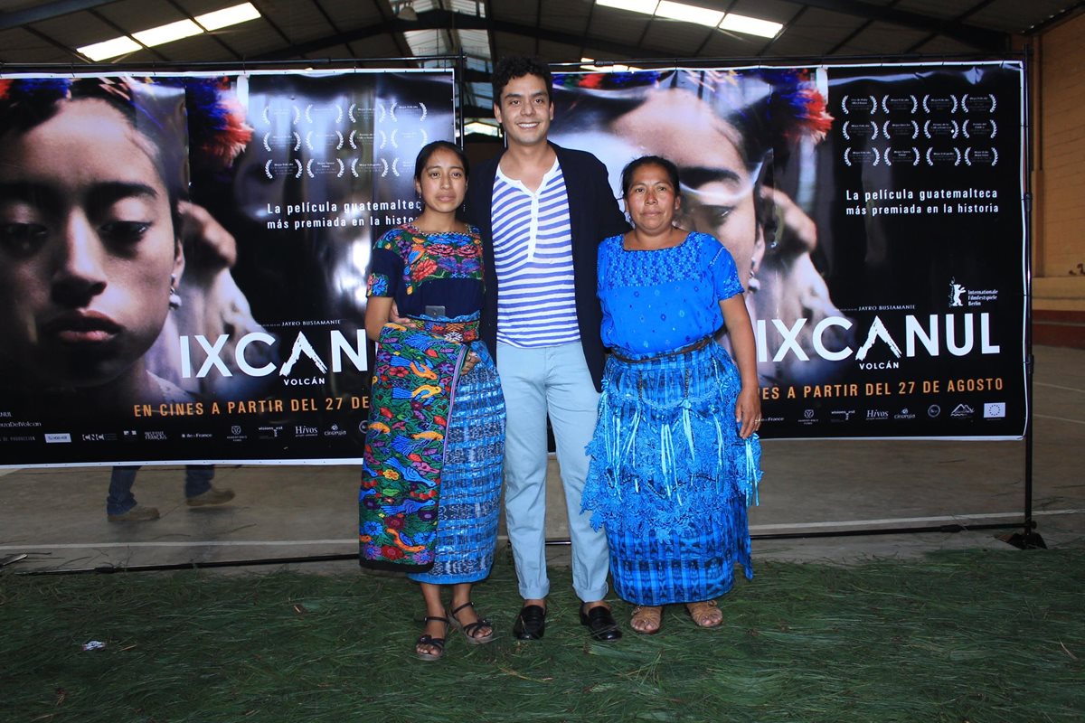 La actriz María Mercedes Méndez –izq- junto al productor Jayro Bustamante y la actriz Maria Telón. (Foto Prensa Libre: Enrique Paredes)