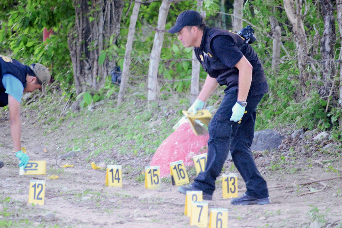 Peritos del Ministerio Público recogen evidencias en el lugar donde fueron asesinados Johnny Adín Sobrique Flores y Walter Euliser Ardón Hernández, en la aldea San Juan, San Jorge, Zacapa. (Foto Prensa Libre: Víctor Gómez)