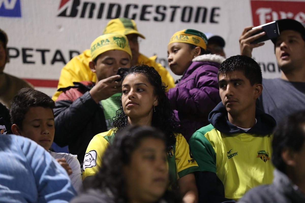 El color amarillo de Petapa, adornó las gradas del estadio.