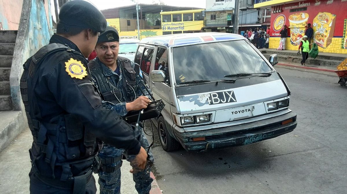 El artefacto fue colocado en el microbús que presta el servicio en la colonia Maya, zona 18. (Foto Prensa Libre: Estuardo Paredes)