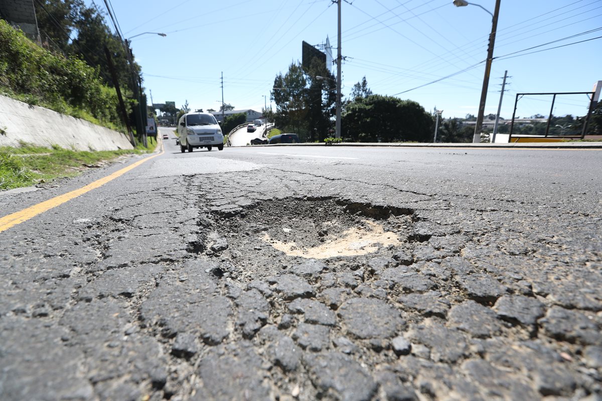 El tramo hacia la colonia Tinco, en la 12 avenida y 20 calle, zona 7 de Mixco, está  deteriorado. (Foto Prensa Libre: Érick Ávila)