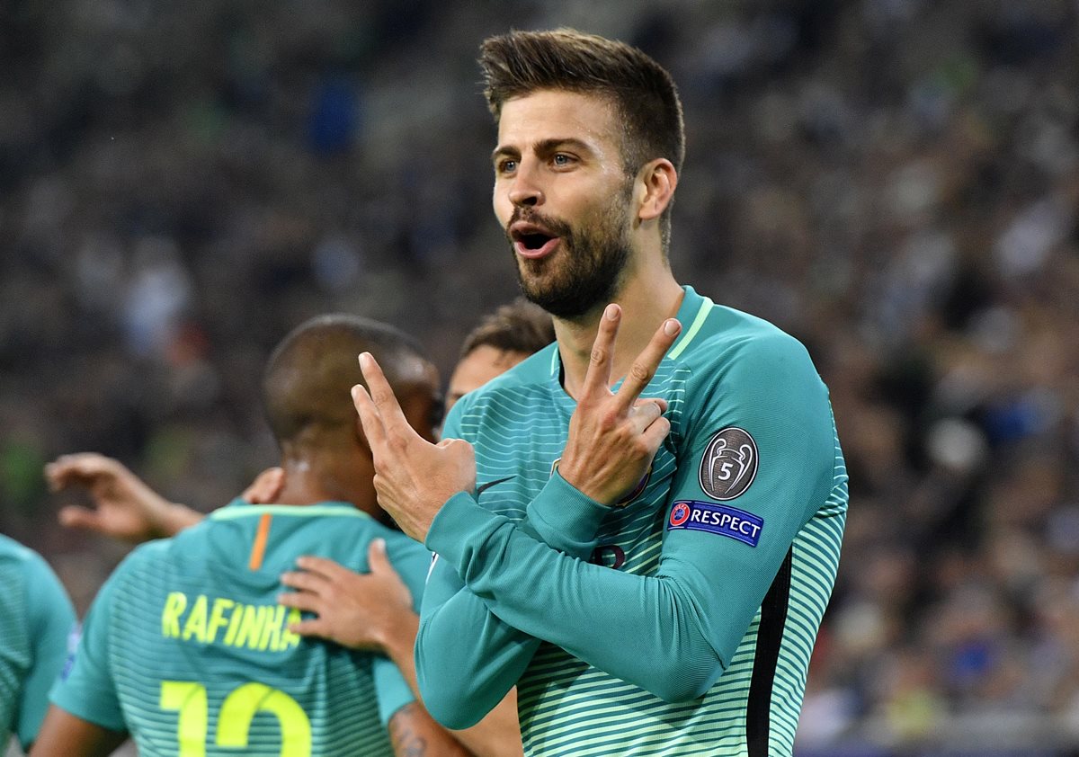 Gerard Piqué festeja luego de anotar el 2-1 del Barcelona contra el Borussia Monchengladach. (Foto Prensa Libre: AP).