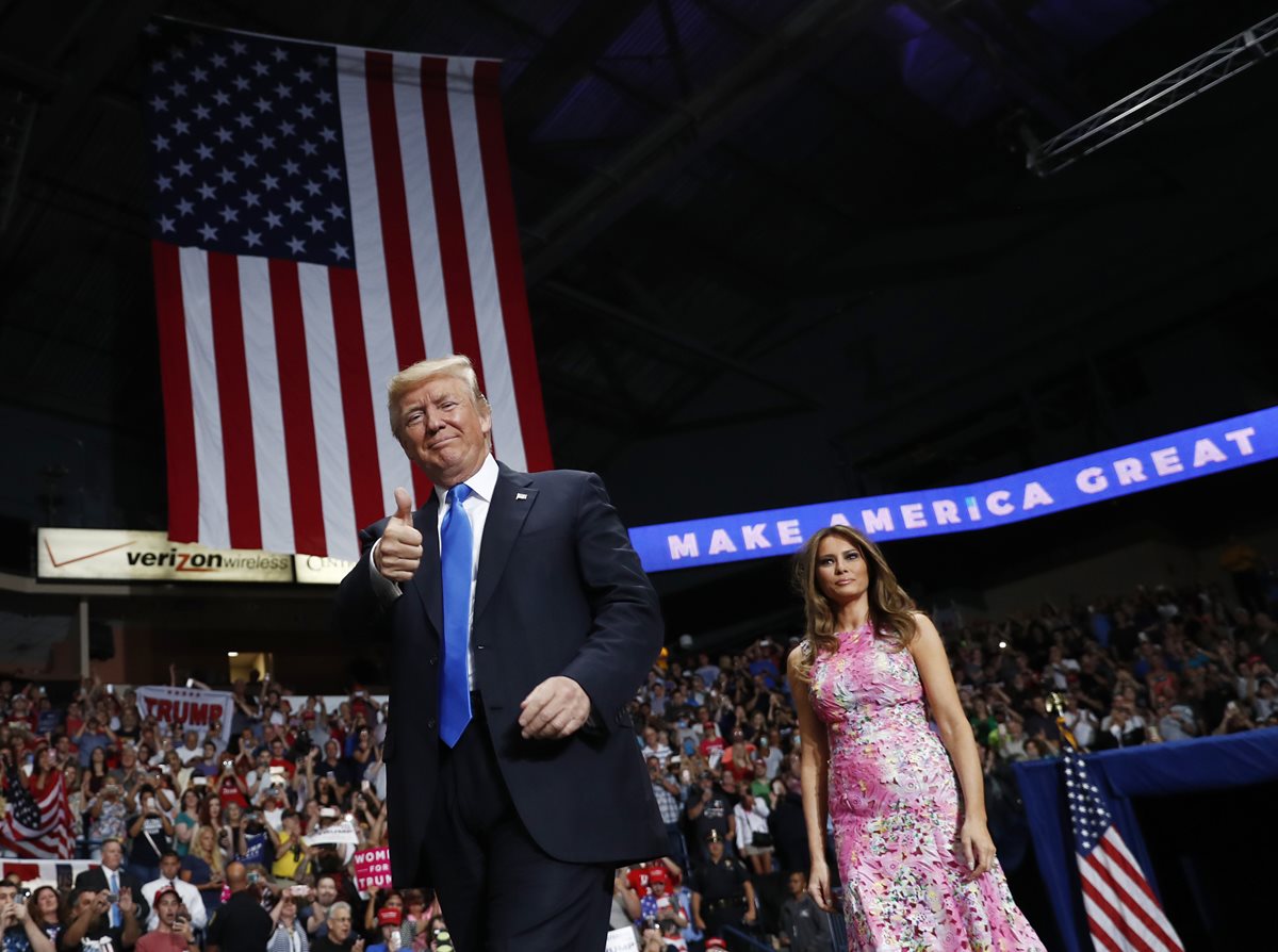 El presidente Trump argumentó que la presencia de transgéneros en las fuerzas armadas de EE.UU. causaría costos médicos y perturbación. (Foto Prensa Libre: AP)