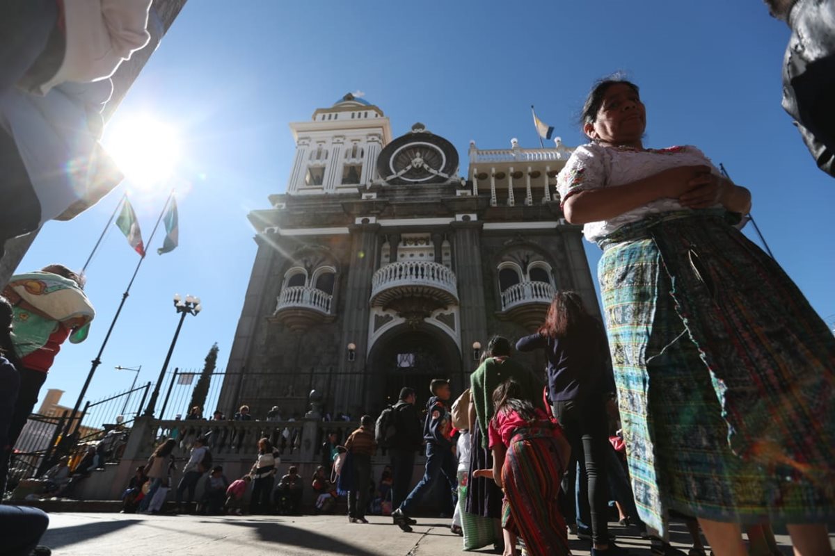 Miles de guatemaltecos se hacen presentes para mostrar su devoción a la “Madre de las Américas” en el Santuario de Guadalupe en la zona 1 capitalina.