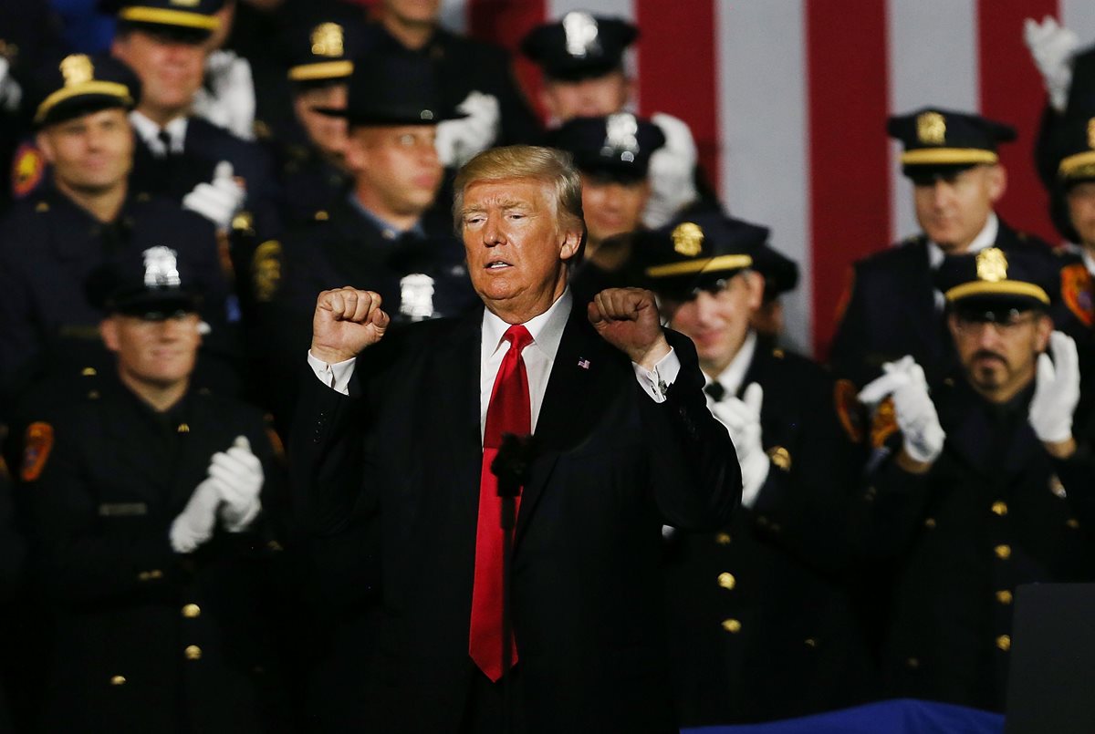 Trump habla con una audiencia que incluyó a policías y familias de víctimas del crimen. (Foto Prensa Libre: AFP).