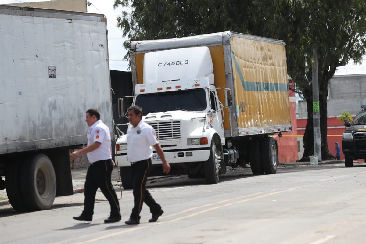 Trabajadores del servicio de recolección de basura denunciaron que están pagando una extorsión denominada bono de independencia. (Foto Prensa Libre: Érick Ávila)