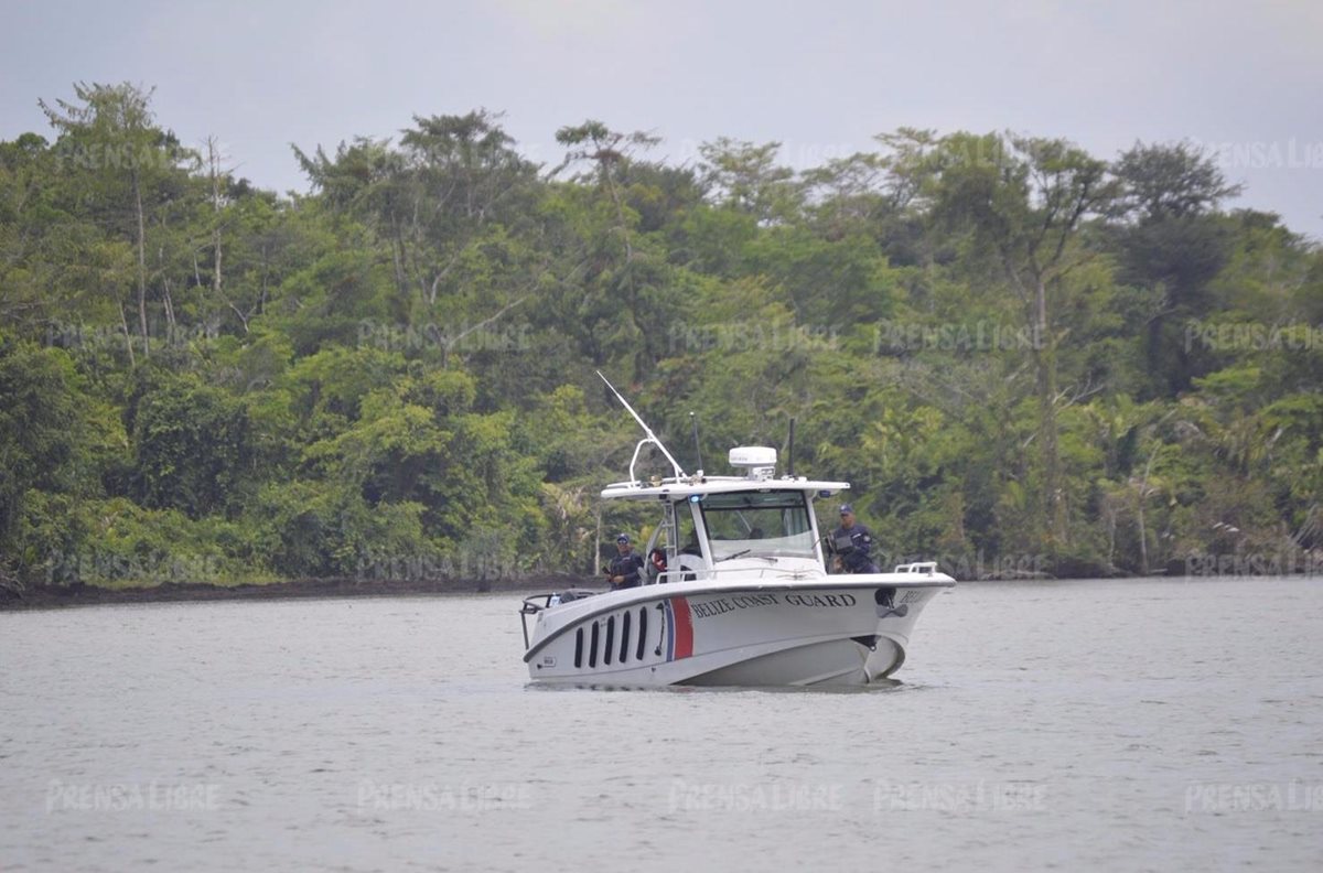 Tropa beliceña en el río Sarstún. (Foto Prensa Libre: Dony Stewart)