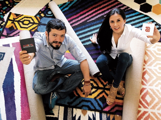 Juan Augusto López y Ana Sophia Reyes crearon la empresa de alfombras Achiote Emprendimiento. (Foto Prensa Libre: Álvaro Interiano)