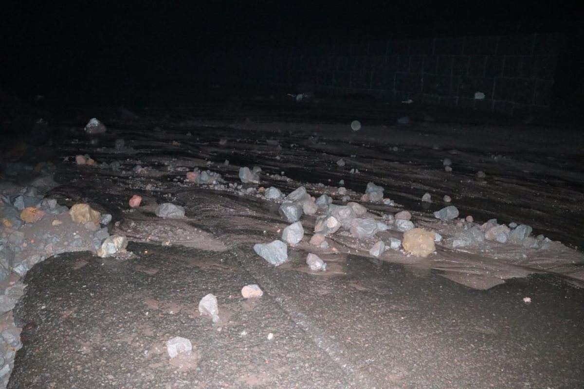 Material volcánico y rocas cubren el asfalto en la Ruta Nacional 14. (Foto Prensa Libre: Carlos Paredes)