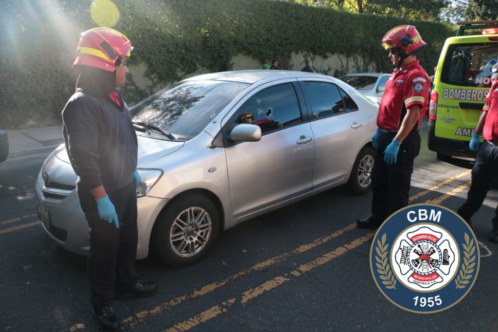 El conductor murió de varios impactos de bala. (Foto Prensa Libre: Bomberos Municipales)