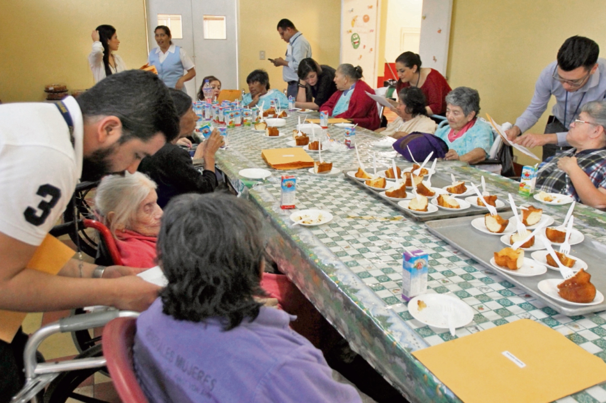 colaboradores de Prensa Libre leen las cartas que contienen letras de amor y que fueron enviadas a los ancianitos del asilo Niño de Praga, ubicado en la zona 1 de la capital.