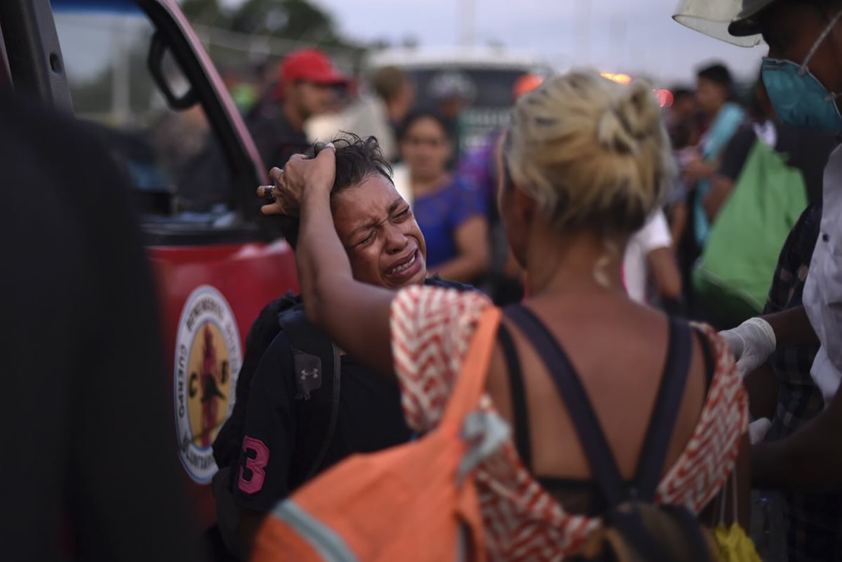 Un migrante hondureño pide asistencia durante los distubios en la frontera de Guatemala y Honduras. (Foto Prensa Libre: AFP)