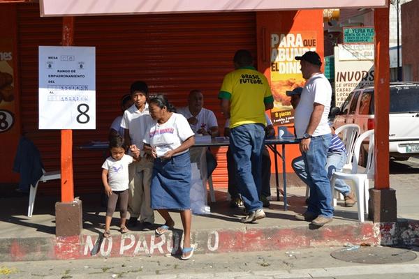 Pobladores de Teculután, Zacapa, acuden a una consuta sobre un proyecto hidroeléctrico.(Foto HemerotecaPL).