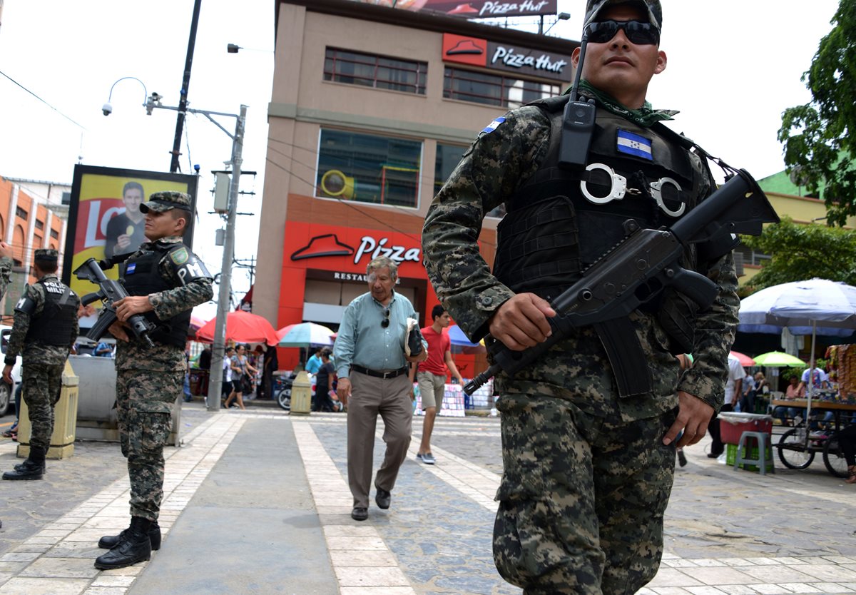 Militares hondureños vigilan las calles del país ante creciente amenaza de pandilleros. (Foto Prensa Libre: AFP).