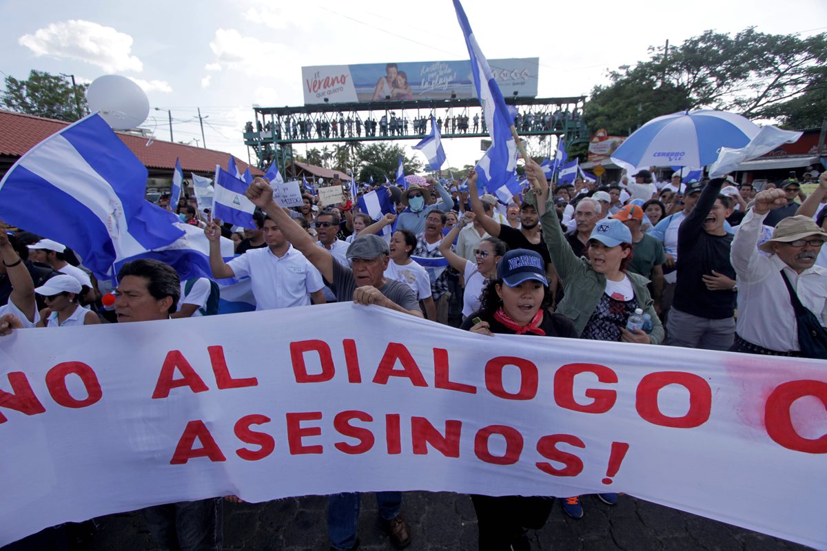 Durante la manifestación masiva en Nicaragua se observaron pancartas que decían "No al diálogo con los asesinos". (Foto Prensa Libre: AFP)