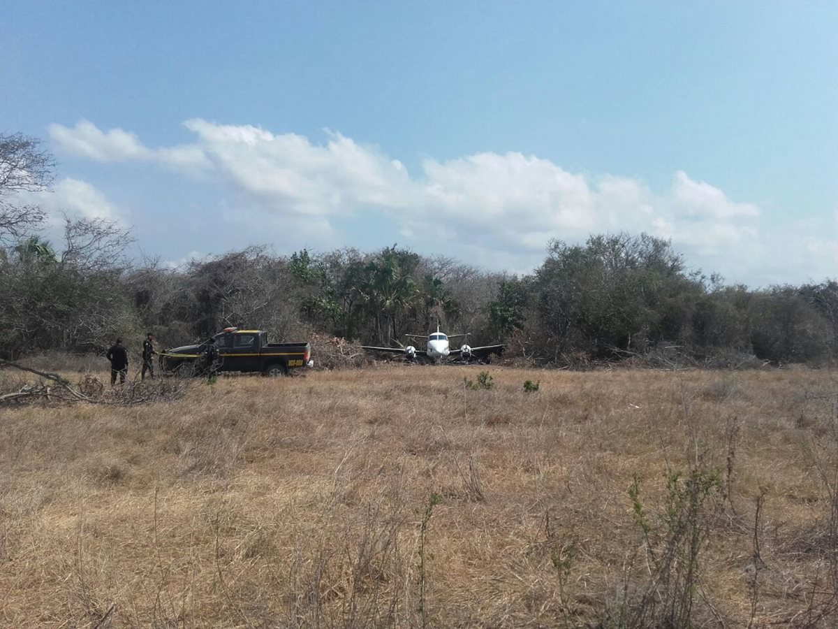 Agentes de la PNC resguardan avioneta localizada en Retalhuleu. (Foto Prensa Libre: Jorge Tizol)