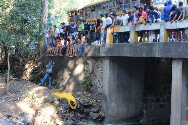 Curiosos observan el cadáver en la colonia Cascada, Escuintla. (Foto Prensa Libre: Carlos Paredes)<br _mce_bogus="1"/>