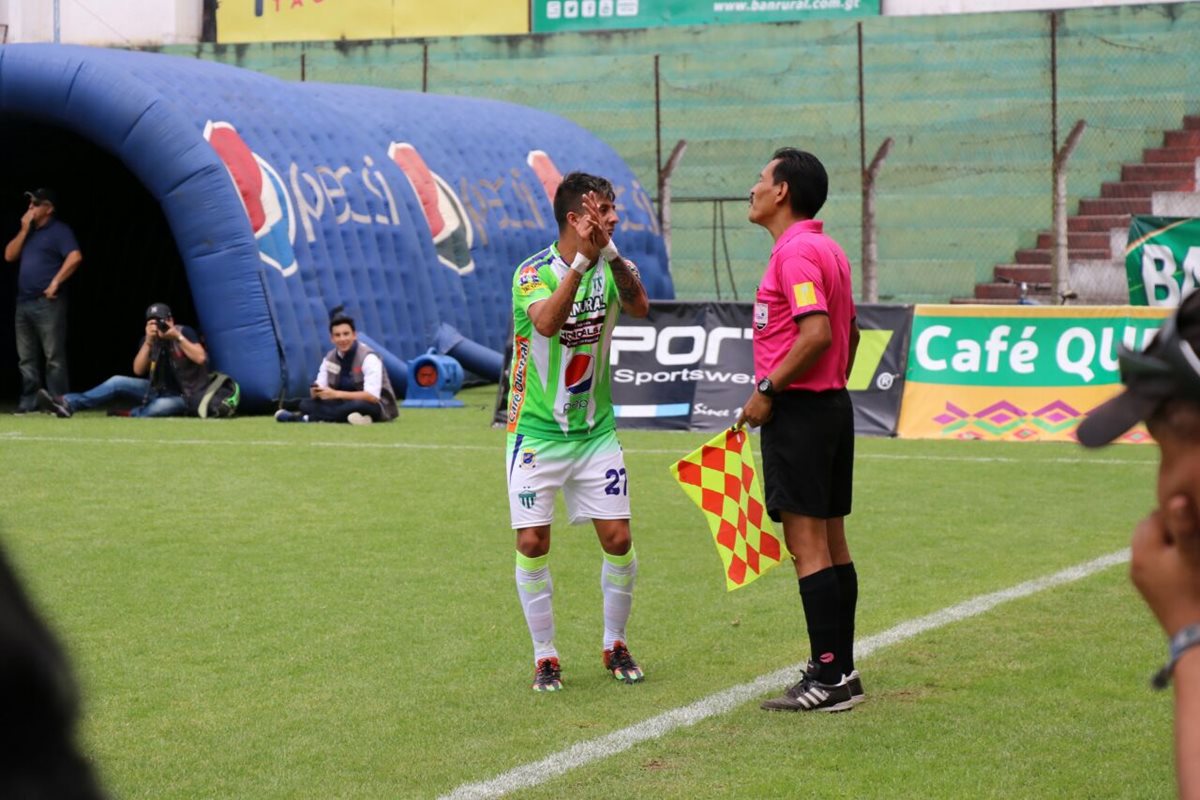 Alejandro Díaz reclama una acción al asistente arbitral.