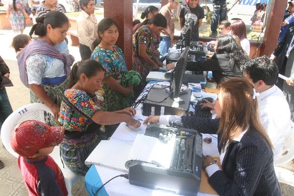 Mujeres de la aldea Santa María Cauqué, Santiago Sacatepéquez, actualizan sus datos en el RC. (Foto Prensa Libre: Archivo)