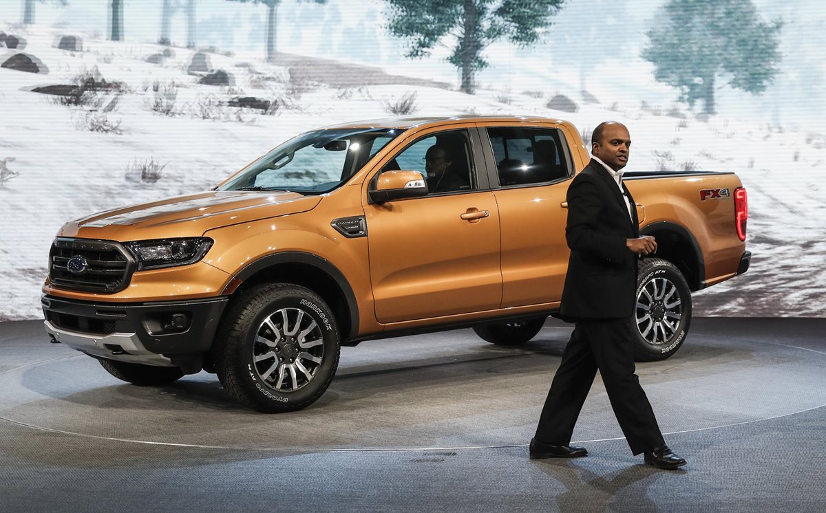 El vicepresidente ejecutivo y presidente de Ford, Raj Nair, presenta la camioneta Ford Ranger 2019 en el Auto Show Internacional en Detroit, Michigan, EE. UU.(EFE).