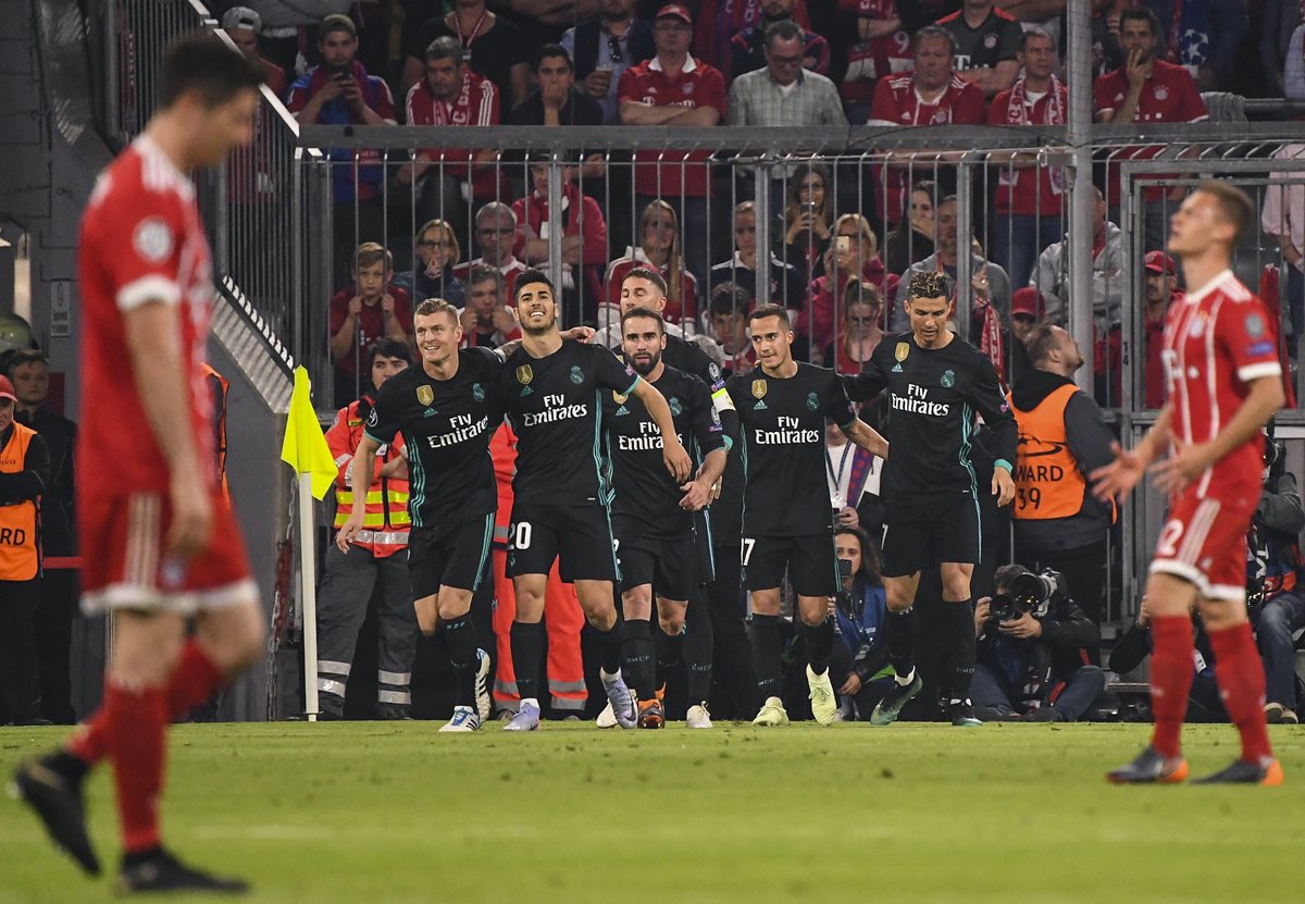 Marco Asensio festeja con sus compañeros el segundo gol de Real Madrid. (Foto Prensa Libre: EFE)