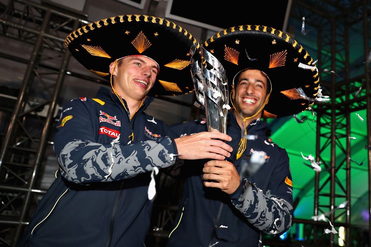 Daniel Ricciardo festeja junto a Max Verstappen el tercer puesto del Gran Premio de México. (Foto Prensa Libre: AFP)