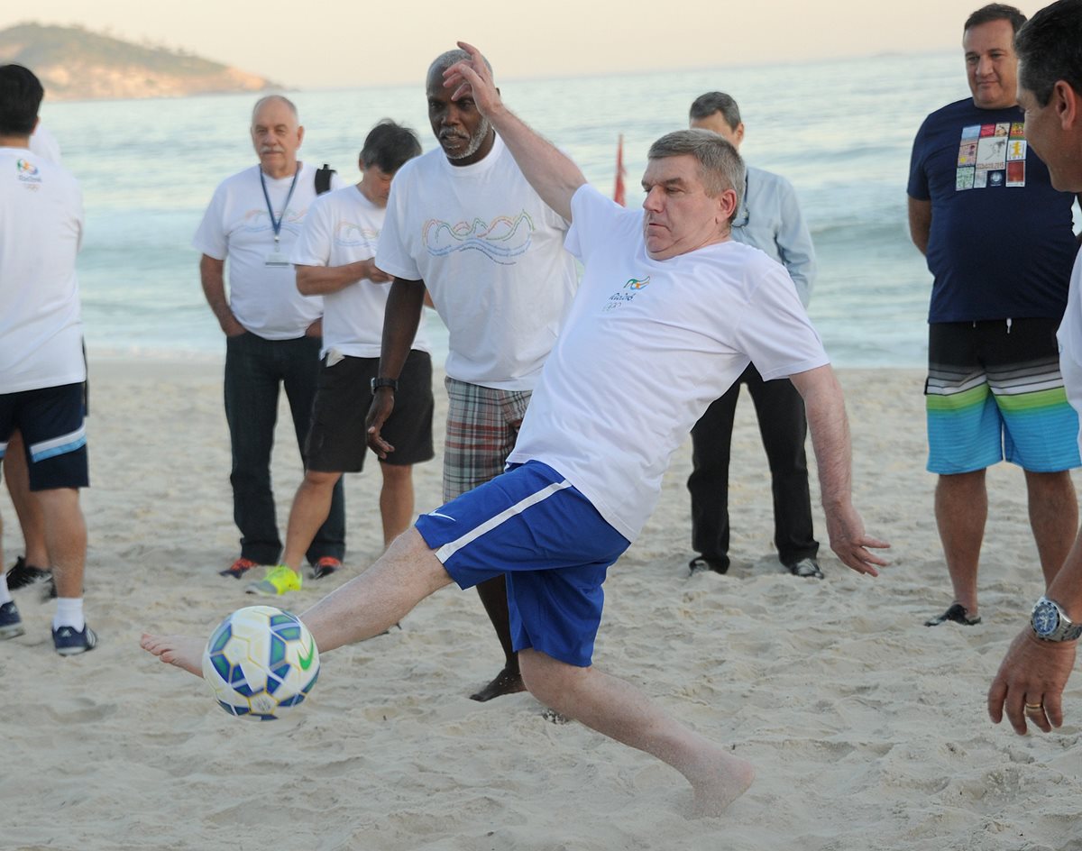 El presidente del COI, Thomas Bach en la playa Barra da Tijuca en Río. (Foto Prensa Libre: AFP)