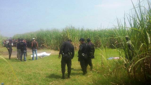 La Policía Nacional Civil (PNC) dio a conocer que dos de las víctimas tiene antecedentes penales. (Foto Prensa Libre: Carlos Paredes)