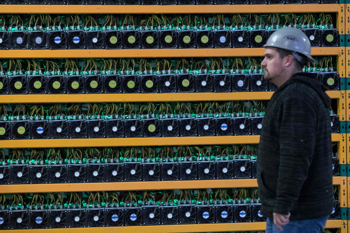 Un trabajador de la construcción camina por la minería bitcoin en Bitfarms en Saint Hyacinthe, Quebec. (Foto Prensa Libre: AFP)