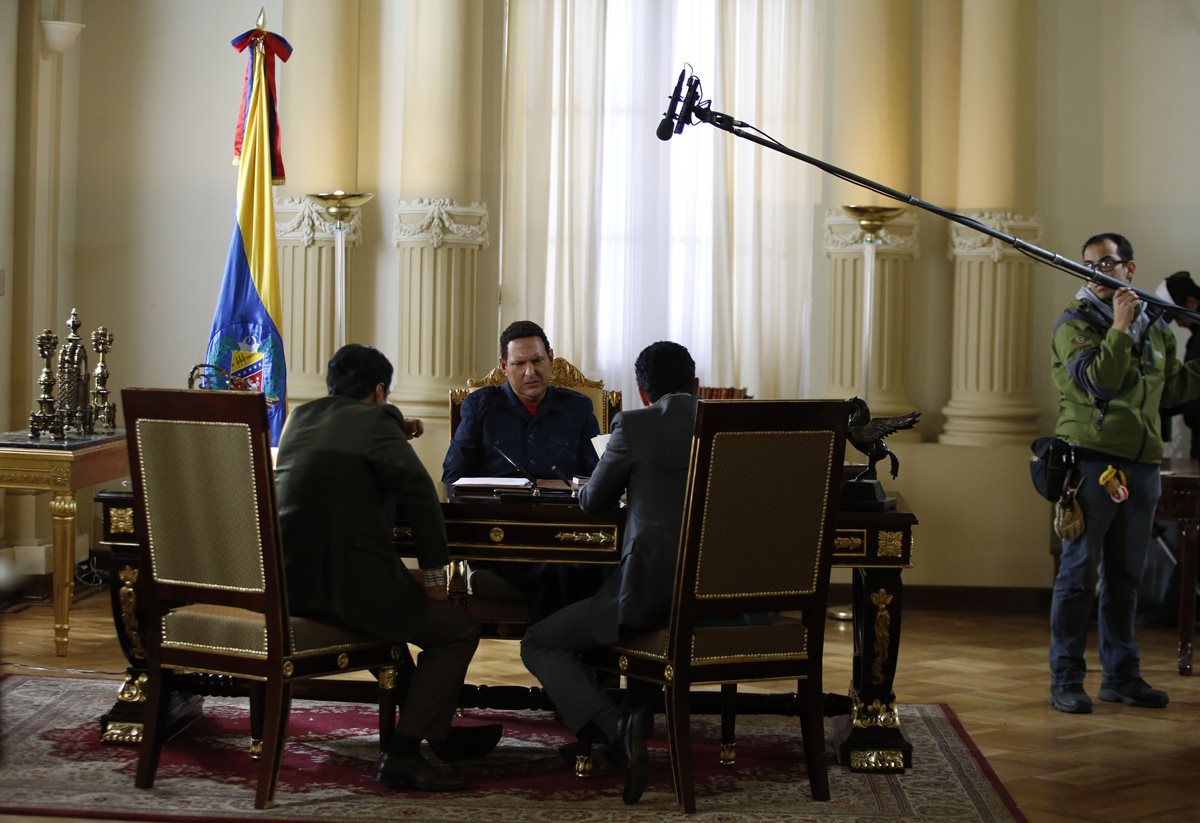 ]Actores y técnicos durante la grabación de una escena de la serie "El Comandante" que se estrenará el próximo 31 de enero. (Foto Prensa Libre: AP)
