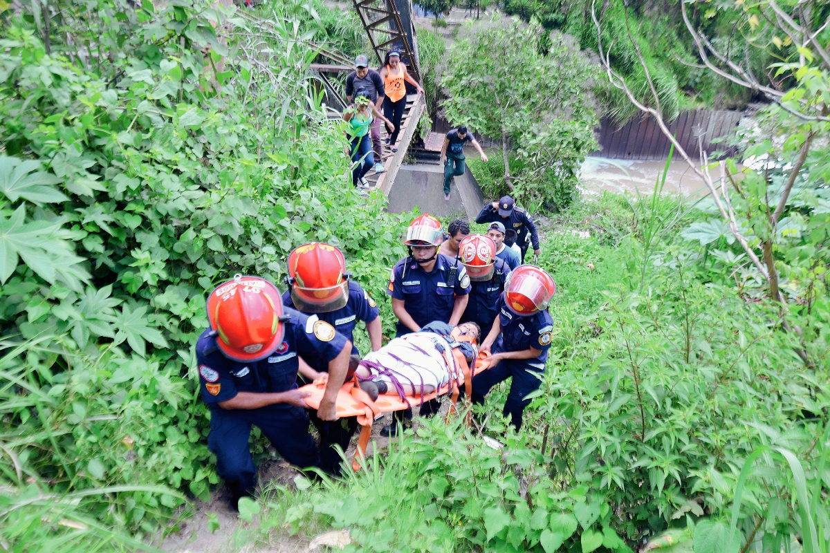 El niño fue lanzado ayer por supuestos pandilleros por oponerse a asesinar a un piloto. (Foto Prensa Libre: Bomberos Municipales)