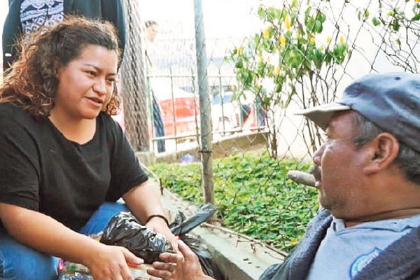 Las provisiones le fueron entregadas a don Salvador  en una canasta.