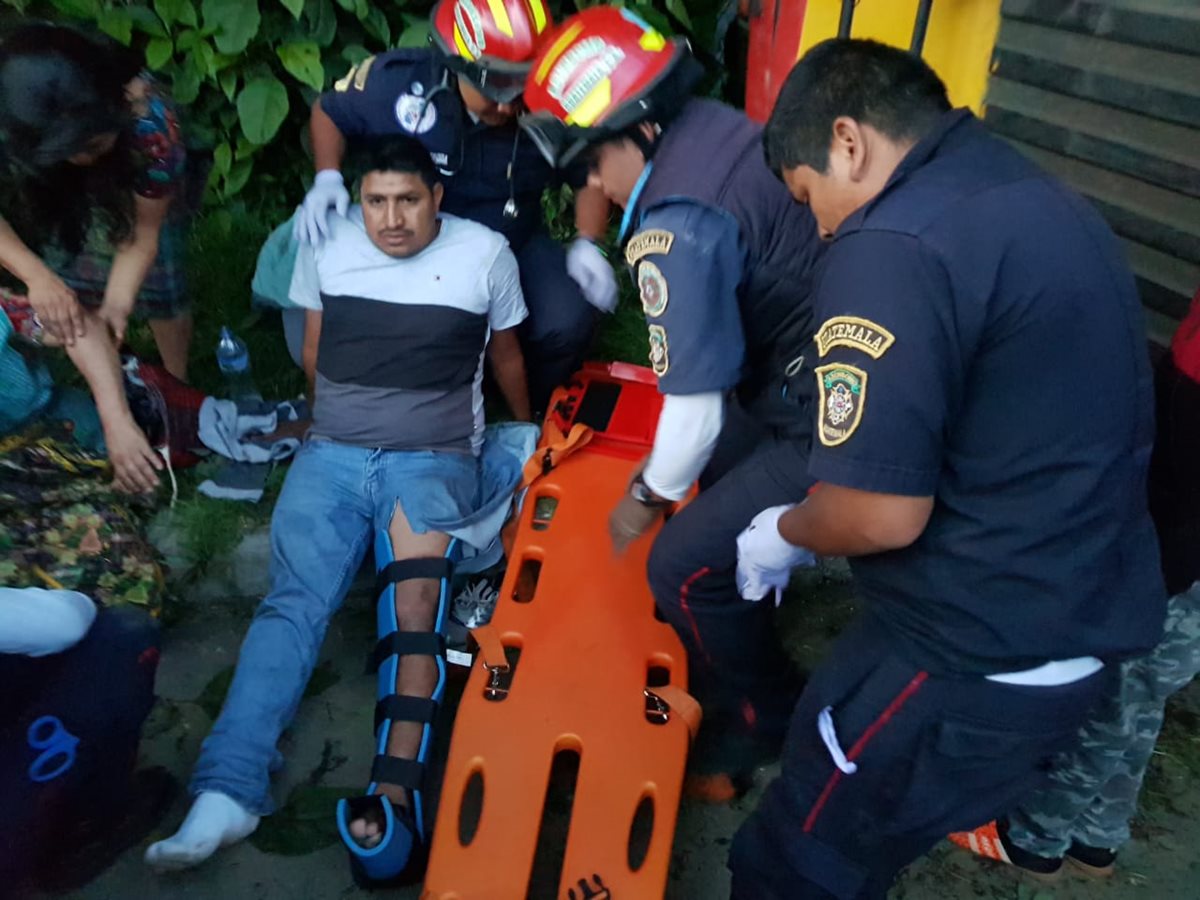 La mayoría de los heridos en el accidente del bus, en Santa María Cauque, Santiago Sacatepéquez tienen golpes y fracturas. (Foto Prensa Libre: CBMD)