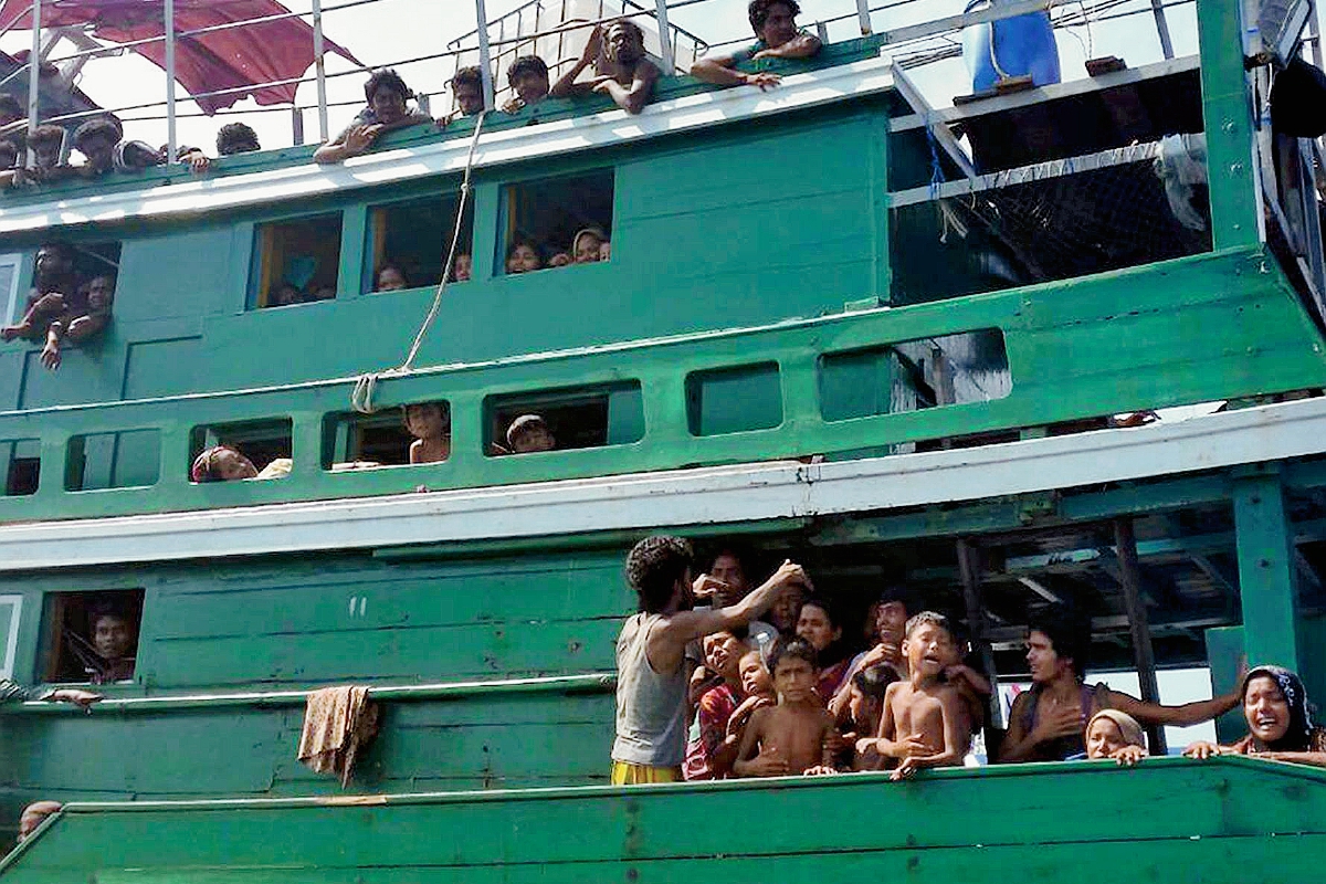 Un grupo de inmigrantes de la minoría étnica musulmana rohingya piden ayuda en Malasia. (Foto Prensa Libre:EFE)