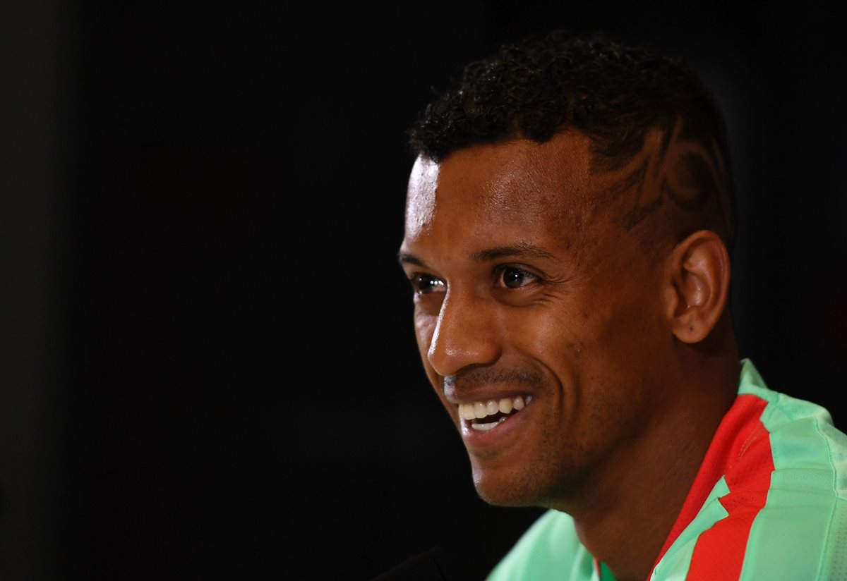 El portugués Nani durante la conferencia de prensa en Marcoussis, lugar de concentración de Portugal, en el previo de los cuartos de final de la Eurocopa. (Foto Prensa Libre: AFP)