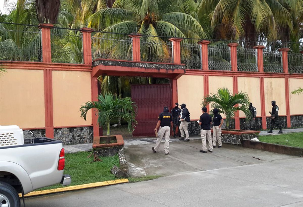 Oficiales de la Policía hondureña ingresan a un inmueble propiedad de los pandilleros. (Foto Prensa Libre: AFP).