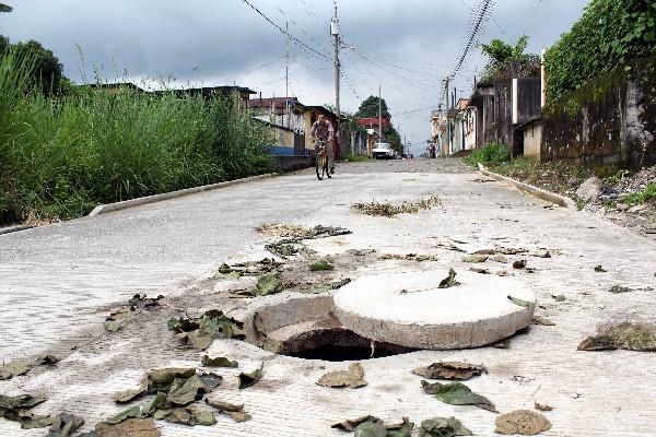 Destaparon alcantarilla para  que las viviendas no se inunden.