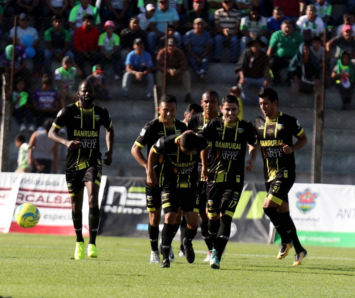 Carlos "El Cuilapa" Mejía es felicitado por sus compañeros tras el buen cabezazo que significó el primer gol de Petapa. (Foto Prensa Libre: Carlos Vicente)