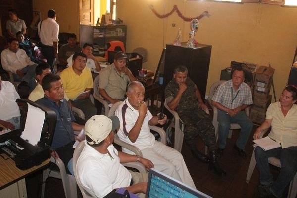 Las autoridades analizan las medidas a tomar en el incendio forestal. (Foto Prensa Libre: Danilo López)