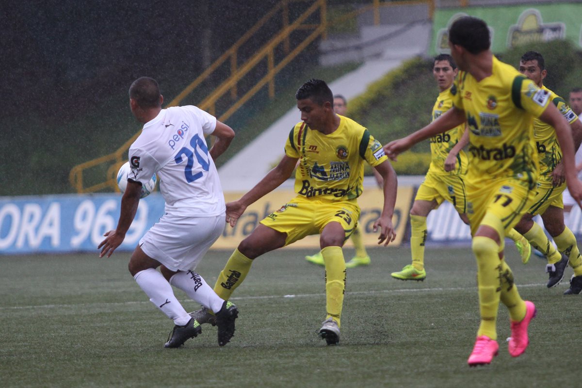 Stheven Robles -20- y Carlos Alvarado -29- luchan por quedarse con el balón. (Foto Prensa Libre: Jesús Cuque)