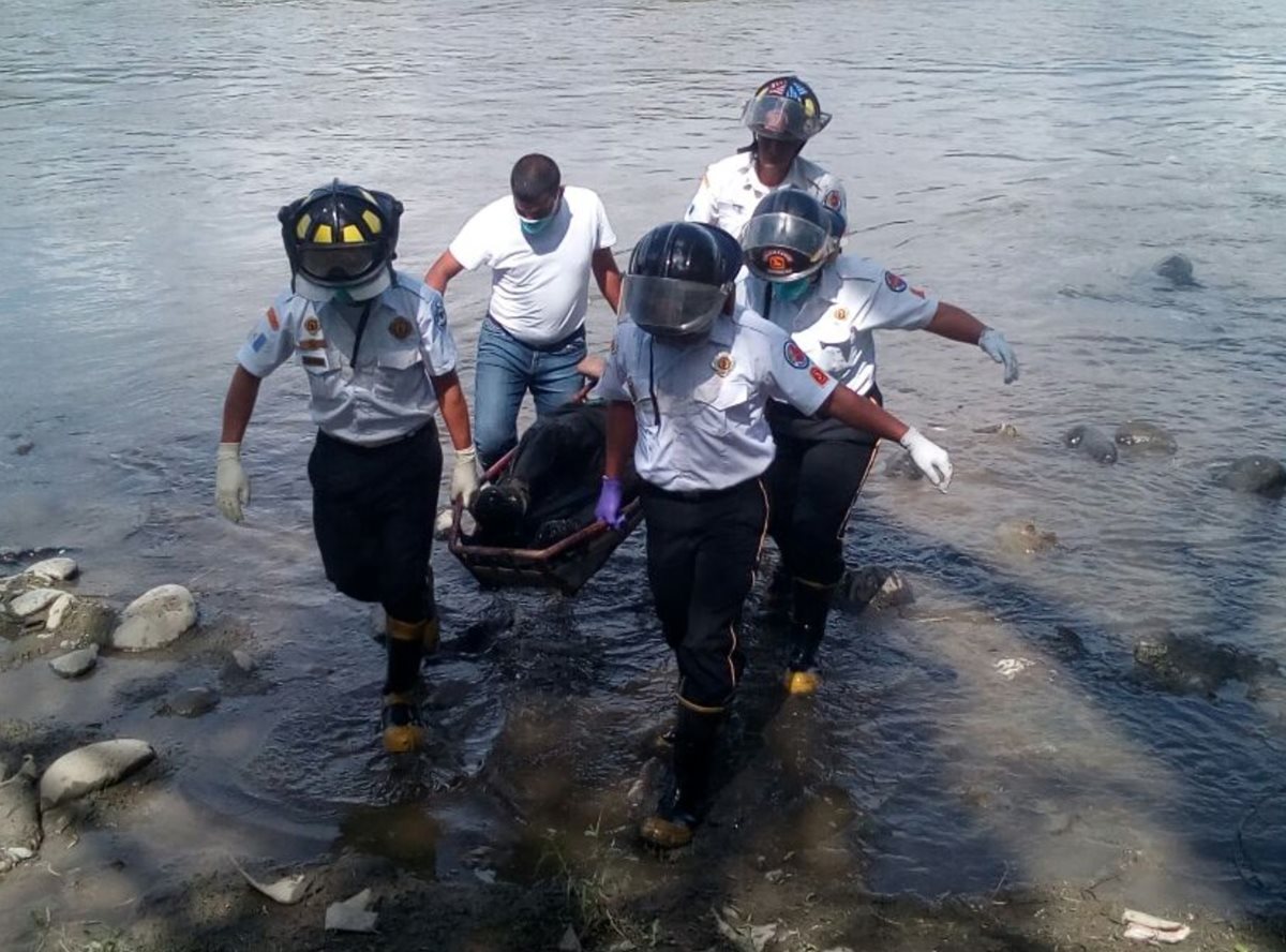 El cadáver de Margarito Hernández fue localizado en el río Motagua, aldea El Espíritu Santo, El Jícaro, El Progreso. (Foto Prensa Libre: Héctor Contreras)