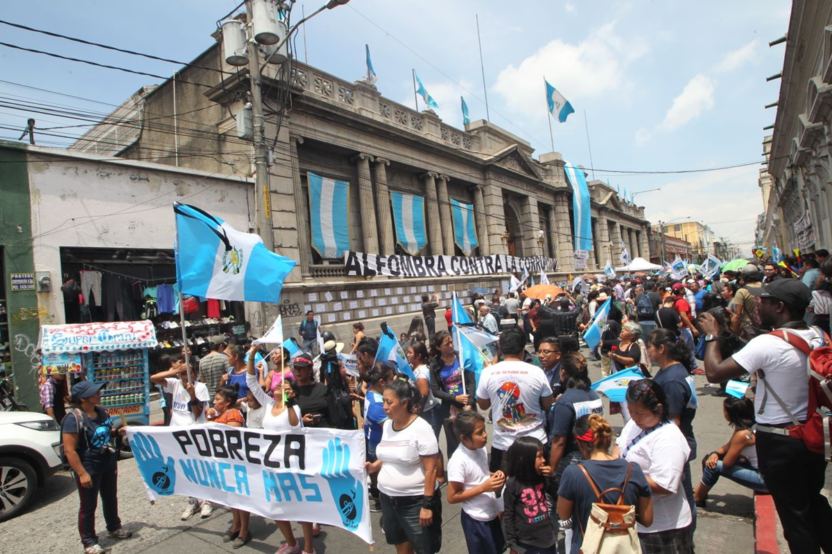 Las manifestaciones contra las reformas al Código Penal se han concentrado frente al Congreso desde el miércoles último en la tarde. (Foto Prensa Libre: Érick Ávila)