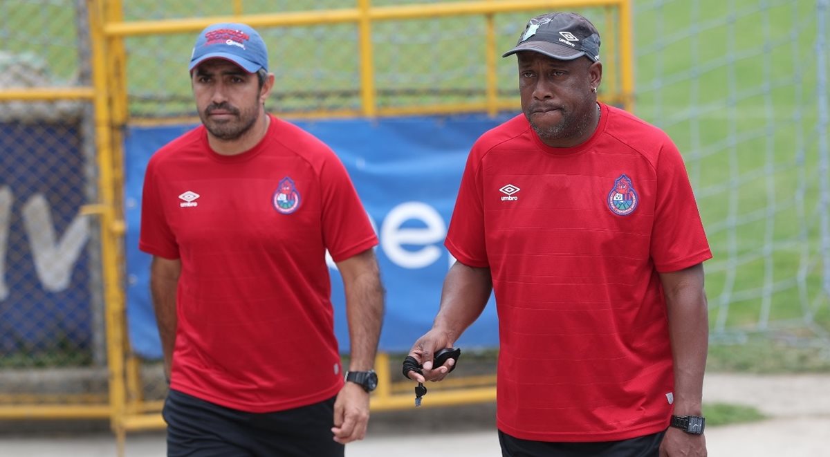 Hernán Medford tomó el mando de Municipal a inicios de enero de 2018. Mauricio Solís es el asistente técnico escarlata. (Foto Prensa Libre: Jorge Ovalle)