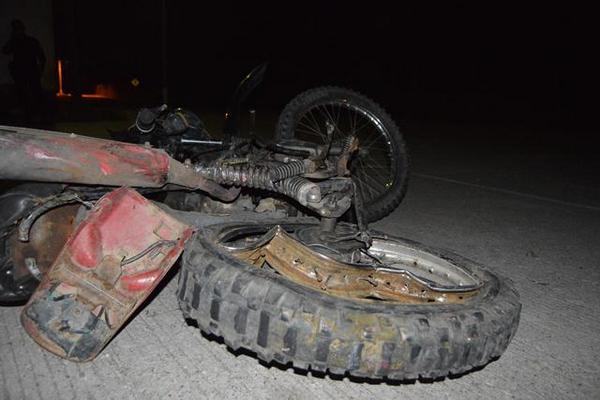 Motocicleta en la que viajaba Adelmo Flores Sagastume, quien murió en un percance, en Zacapa. (Foto Prensa Libre: Víctor Gómez)