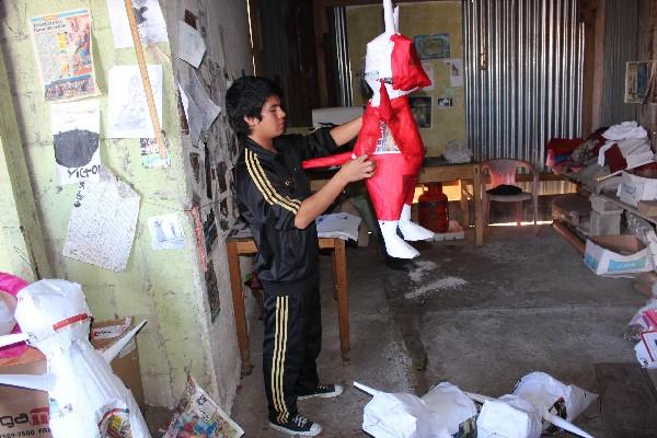 Comerciante elabora una piñata.