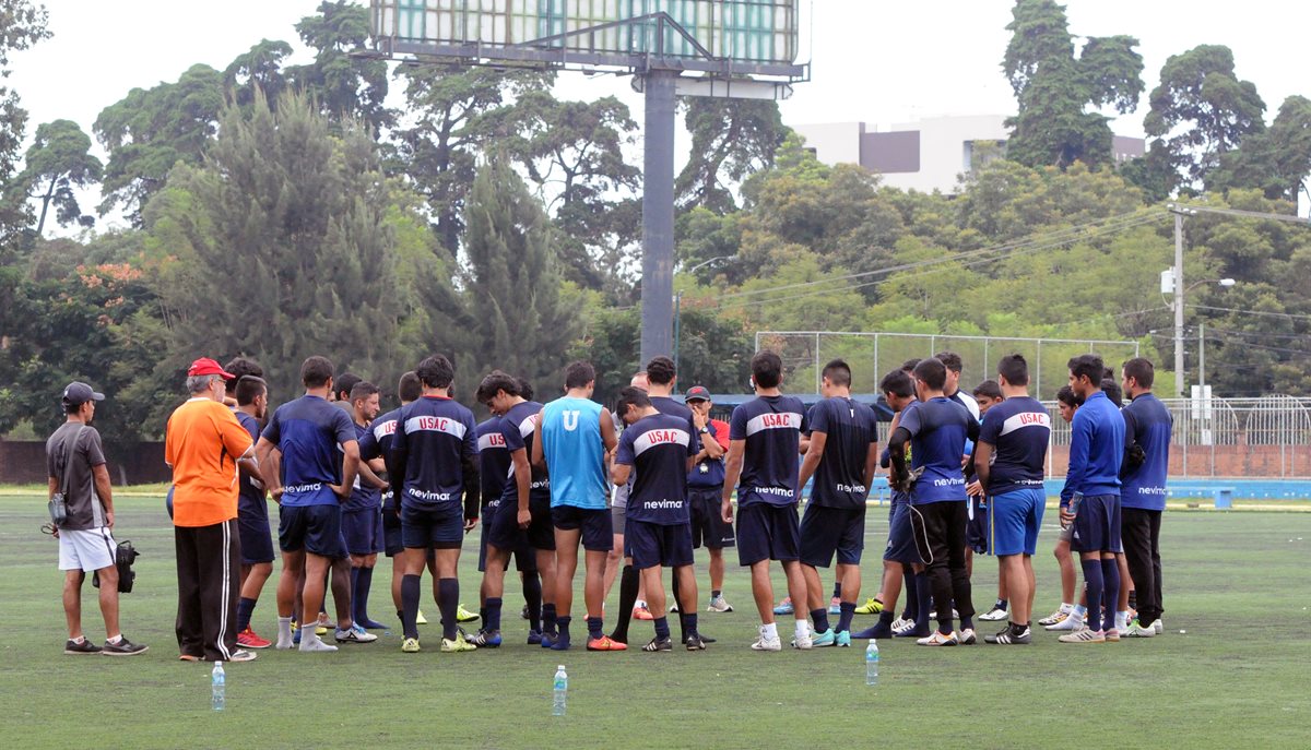 Los universitarios entrenaron en el club Los Arcos (Foto Prensa Libre: Marcela Morales)