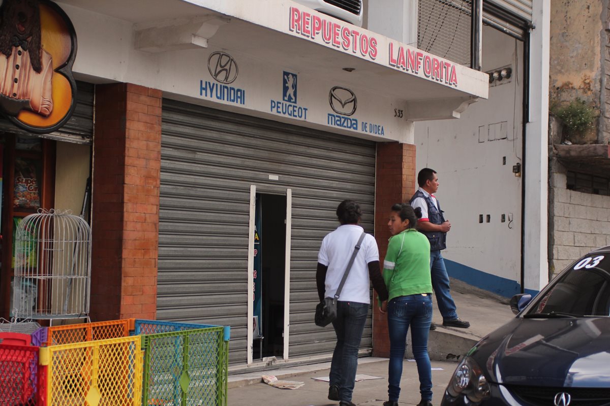 (Almacén donde se registró un saqueo, en San Pedro Sacatepéquez, San Marcos, permanece cerrado para que agentes policiales recaben evidencias. Foto Prensa Libre: Aroldo Marroquín)