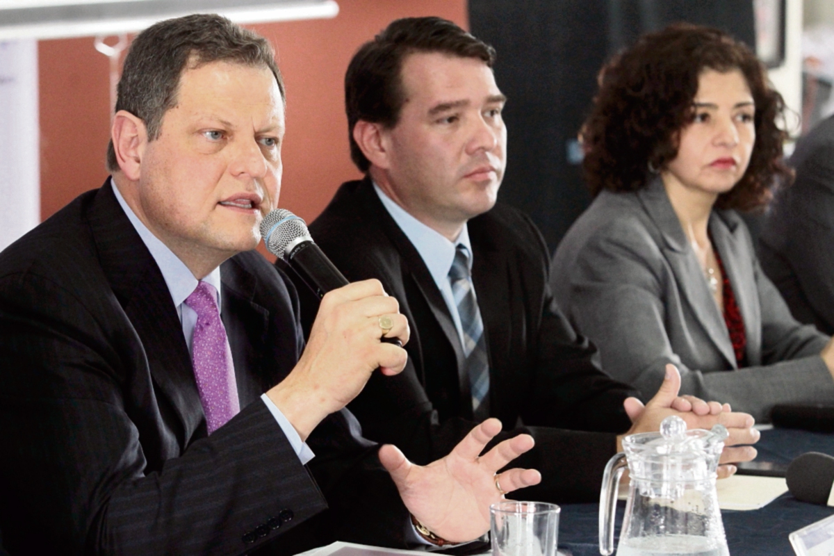 Enrique Beltranena —izq.—, director de Volaris; Pedro Duchez —c—, director del Inguat, y Mabel Gómez Oliver —der—, embajadora de México en Guatemala. (Foto Prensa Libre: Álvaro Interiano)